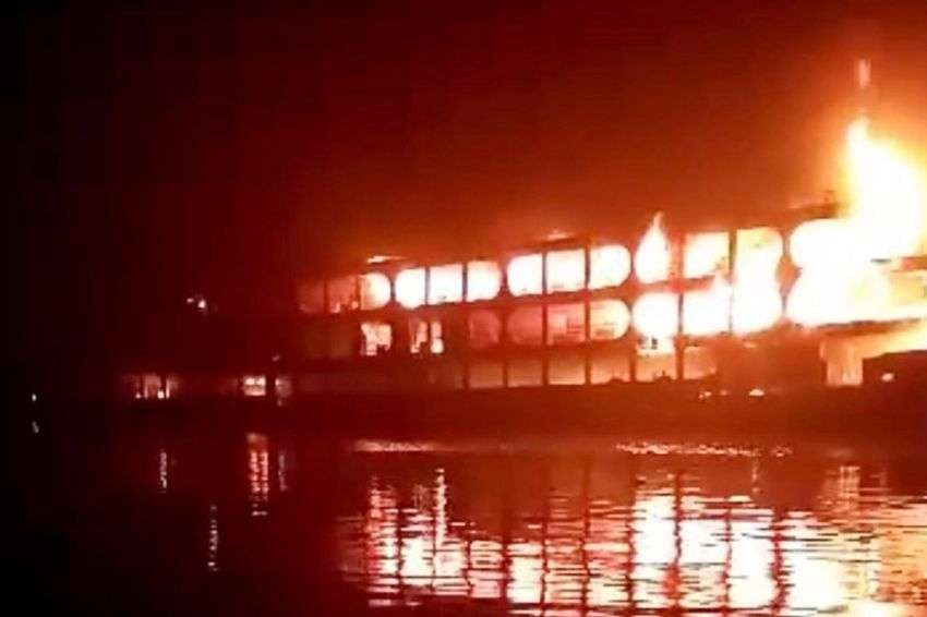 Sebuah kapal penyeberangan di Bangladesh terbakar hingga memakan korban tewas 39 jiwa. (Foto: Istimewa)