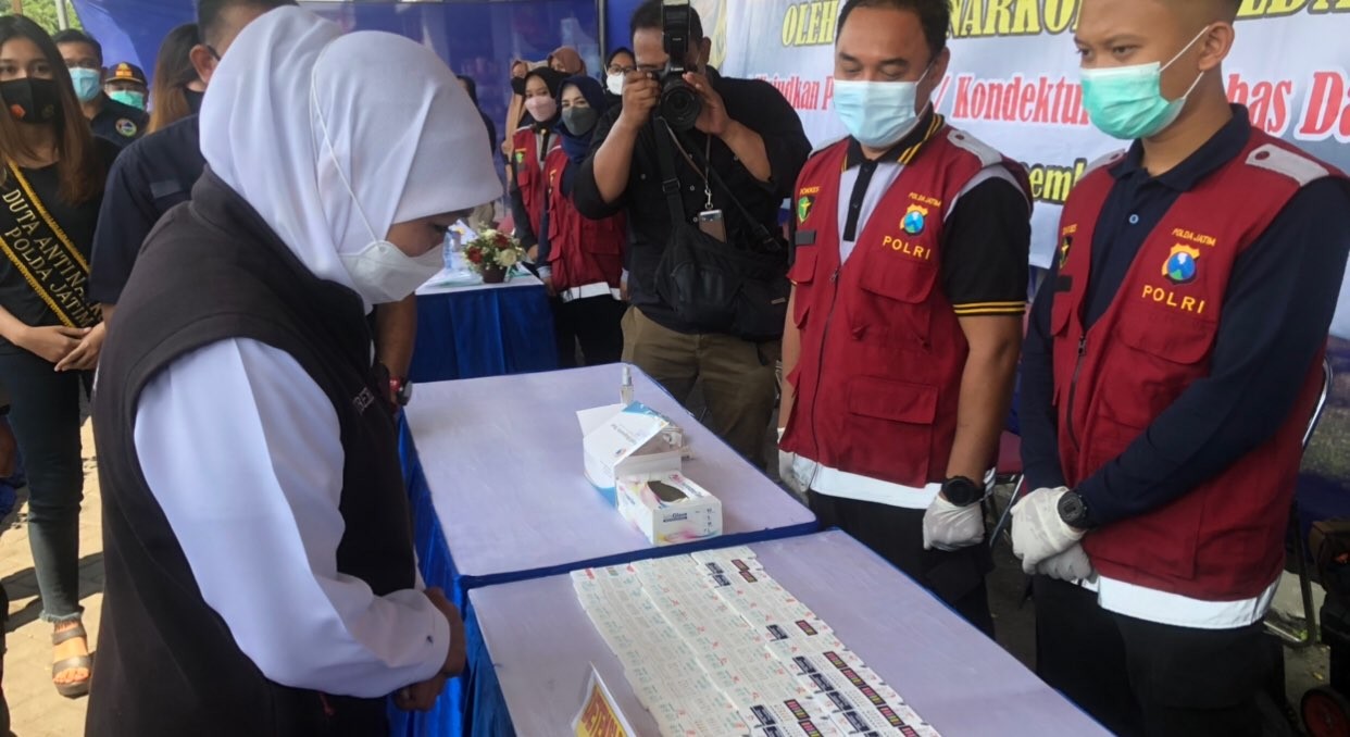 Gubernur Jatim, Khofifah Indar Parawansa saat mengecek hasil tes urine supir dan kondektur di Terminal Purabaya (Foto: Andhi Dwi/Ngopibareng.id)