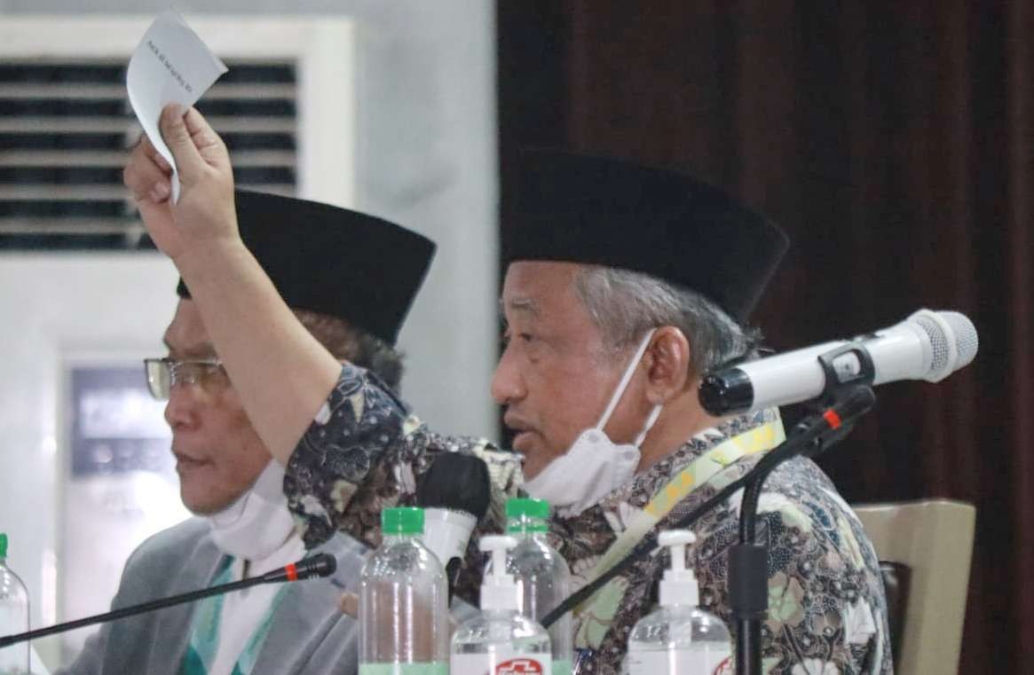 Prof M. Nuh selaku steering committee Muktamar ke-34 NU saat pimpin sidan pleno. (Foto: Istimewa)
