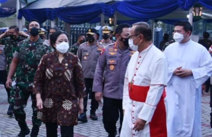 Uskup Agung Jakarta Ignatius Kardinal Suharyo menerima kunjungan Ketua DPR Puan Maharani, Panglima TNI Andika Perkasa, dan Kapolri Jendral Pol Listyo (Foto :istimewa)