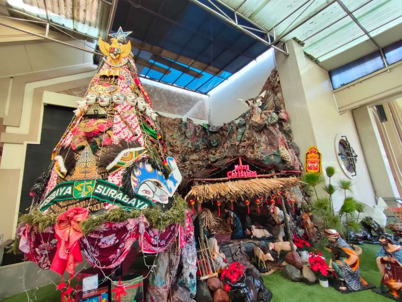 Pohon Natal dari beragam benda kesenian yang dirangkai Gereja Kristus Raja Surabaya. (Foto: Istimewa)