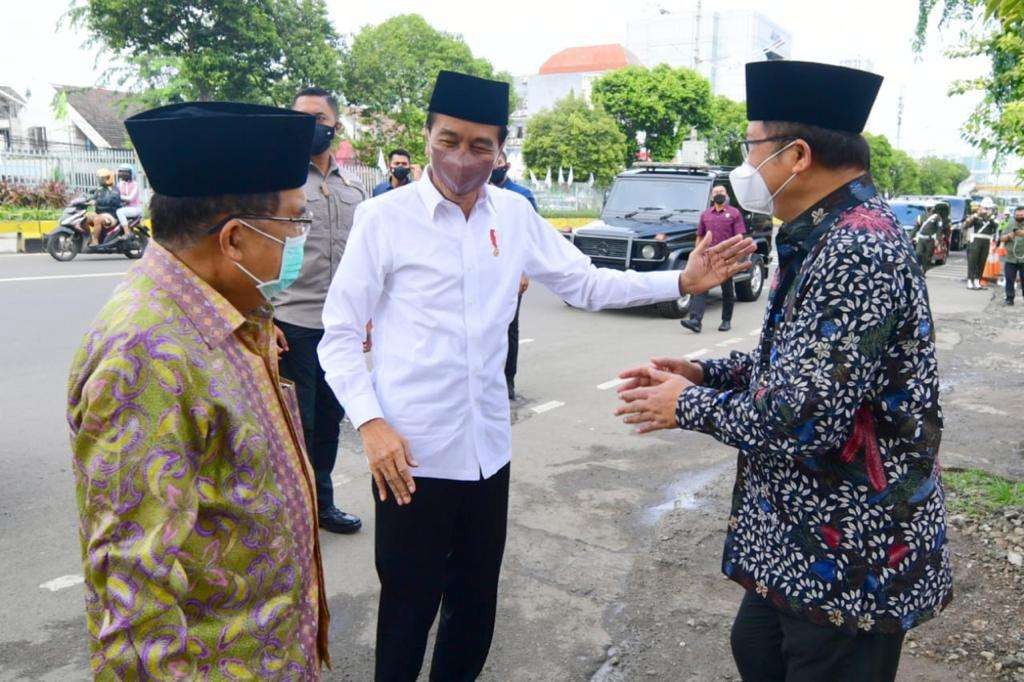 Presiden Jokowi disambut Ketua PP Dewan Masjid Indonesia Jusuf Kalla (Foto: Setpres)