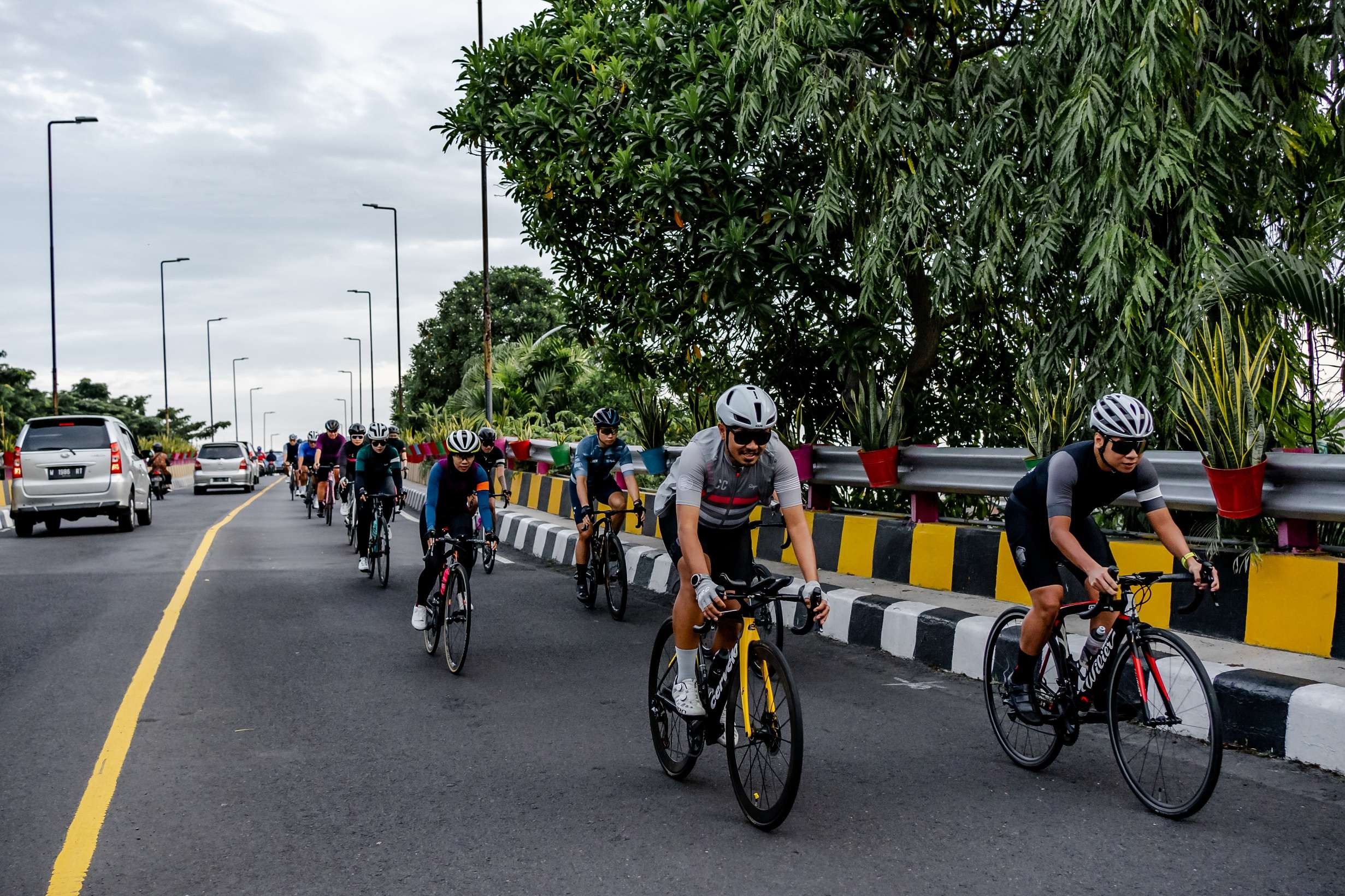 Opening Ride Rapha Festive500 diikuti oleh sekitar 100 cyclist Surabaya (Foto: Liang)