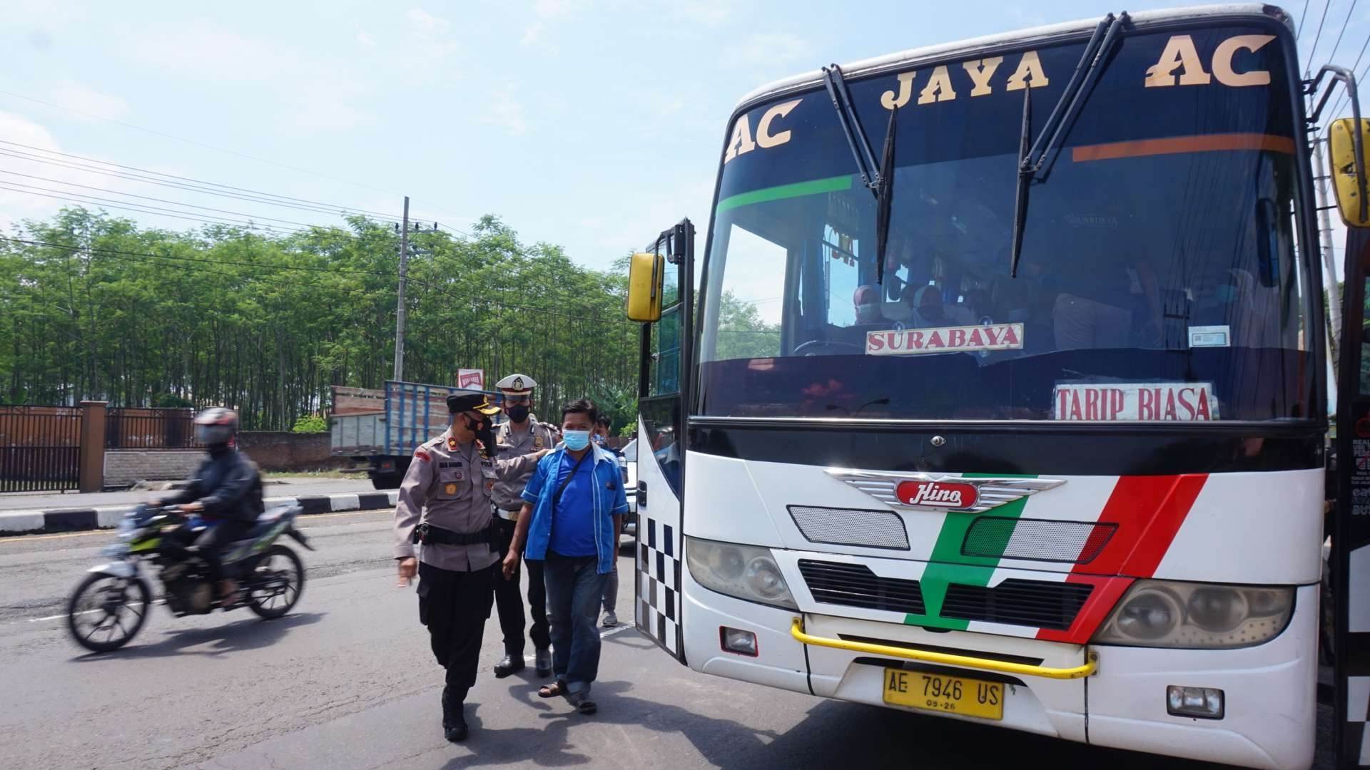 Sopir bus diminta tes urine oleh petugas.(Foto: Deni Lukmantara/Ngopibareng)