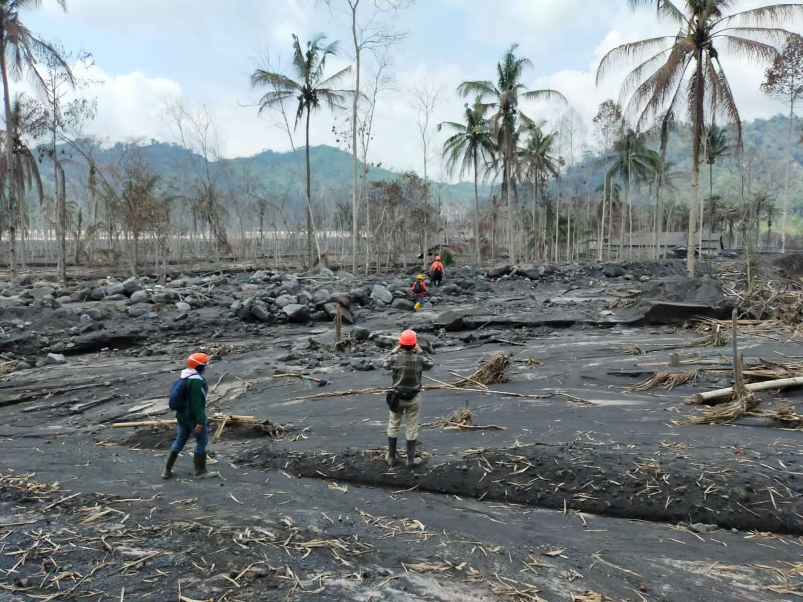 Tim Pakar Kebencanaan IKA ITS yang terjun langsung ke wilayah bencana erupsi Gunung Semeru. (Foto: istimewa)