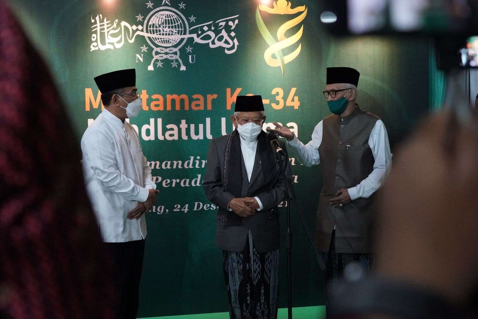 Wapres KH Ma'ruf Amin bersama Rois KH Miftahul Akhyar dan Ketua Umum PBNU KH Yahya  Kholil Staquvf saat penutupan Muktamar ke-34 NU di Lampung ( foto: Setwapres)
