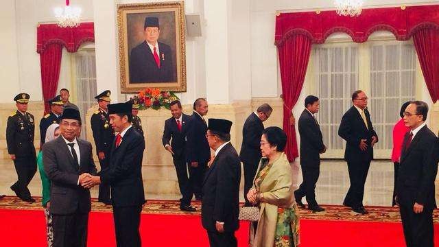 Presiden Jokowi saat melantik KH Yahya Cholil Staquf atau Gus Yahya sebagai anggota Watimpres, beberapa waktu lalu. (Foto: Dok. Setpres)