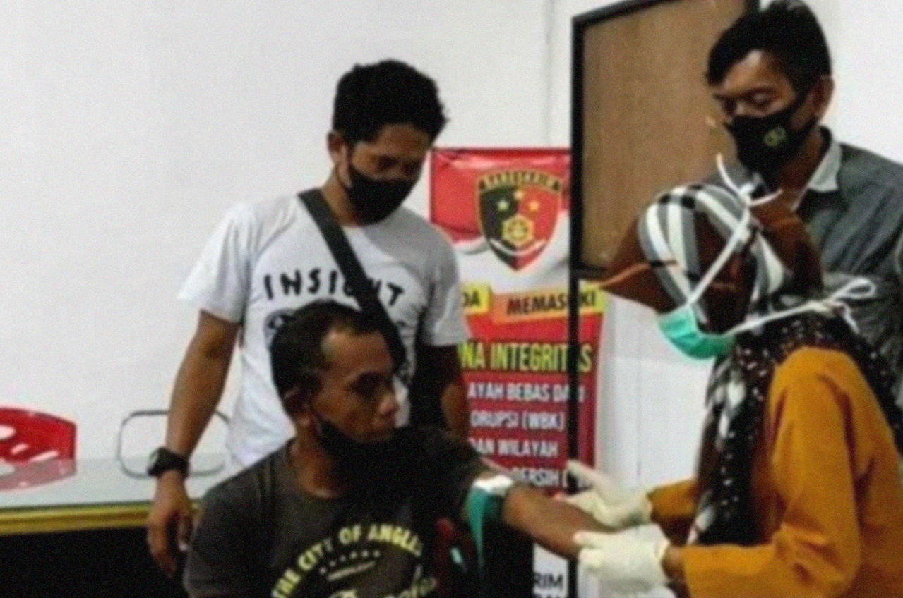 Petugas Dinas Kesehatan (Dinkes) Sulawesi Selatan ambil sampe darah dan urine joki vaksin Covid-19, Abdul Rahim. (Foto: Istimewa)