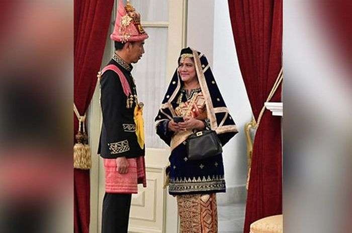 Ibu Negara Iriana Jokowi menenteng koleksi tas vintage Fendi. (Foto: Instagram)