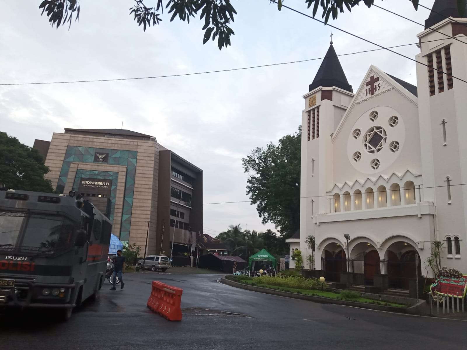 Situasi Gereja Idjen Kota Malang saat Hari Raya Natal. (Foto: Lalu Theo/Ngopibareng.id)