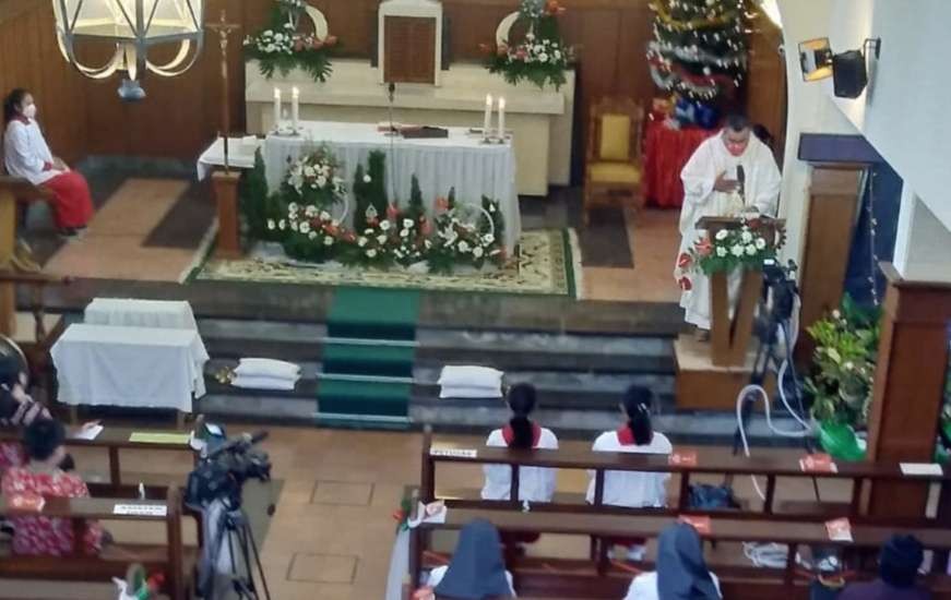Pastur Devid Setiawan, Pr memimpin Misa Natal Gereja Katolik Yohanes Penginjil Bondowoso, 25 Desember 2021.(Foto: Guido/Ngopibareng.id)