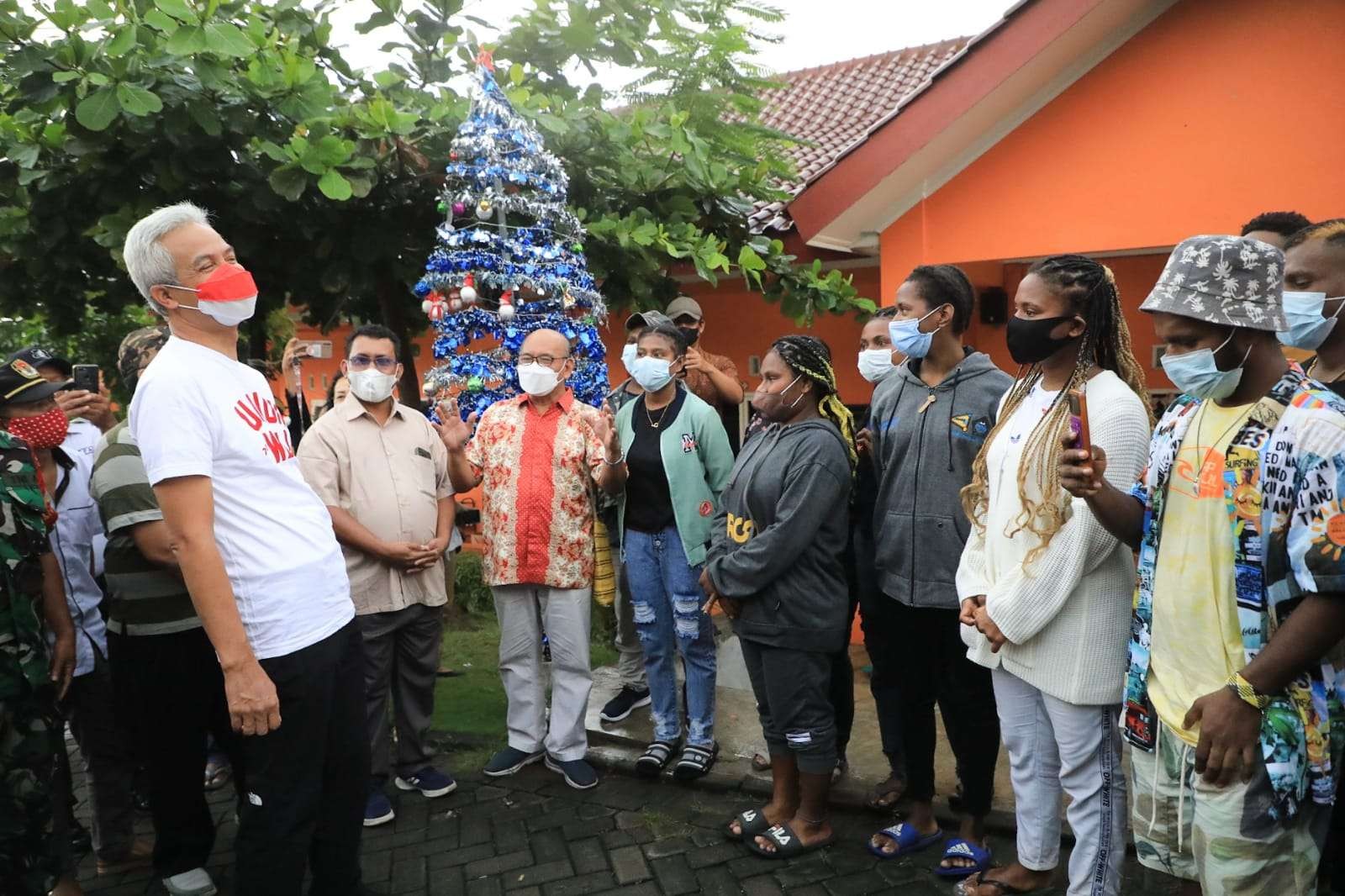 Ganjar mengunjungi mahasiswa Papua yang merayakan Natal di Semarang. (Foto: Dok Jateng)