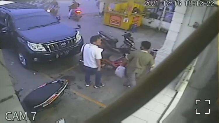Seorang pengemudi yang diduga anggota satgas Cakra Buana PDIP Sumut menganiaya bocah SMA. (Foto: Tangkapan Layar Twitter)