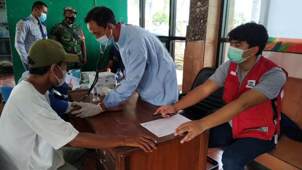 Sopir bus menjalani pemeriksaan medis sebelum disuntik vaksin di Terminal Tawang Alun Jember (Foto: Istimewa)