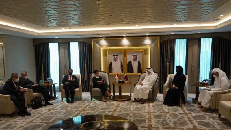 Menteri Luar Negeri Retno Marsudi saat bertemu dengan Wakil Perdana Menteri dan Menteri Luar Negeri Qatar Sheikh Mohammed bin Abdulrahman Al-Thani. (Twitter/@Menlu_RI)