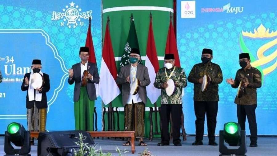 Presiden Jokowi menabuh rebana pertanda dibukanya Muktamar ke-34 Nahdlatul Ulama di Lampung. (Foto: Kemenag)