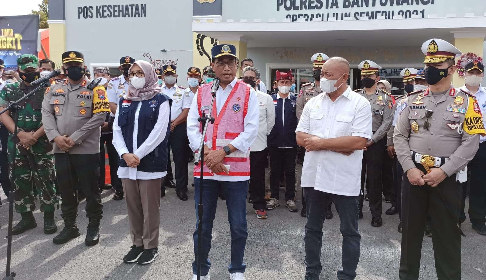 Menteri Perhubungan Budi Karya Sumadi memberikan keterangan pers di Pelabuhan Ketapang Banyuwangi. (Foto: Muh Hujaini/Ngopibareng.id)
