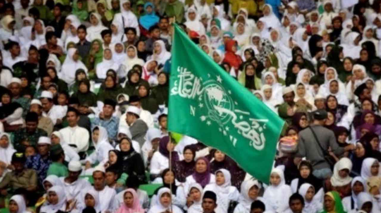 Bendera NU di antara umat Islam Indonesia. (Foto: Istimewa)