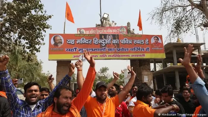 Pendukung organisasi Hindu merayakan tanda baru di kuil Dasna Devi di India yang mengatakan umat Islam dilarang masuk pada bulan Maret 2021. (Foto: dw.com)
