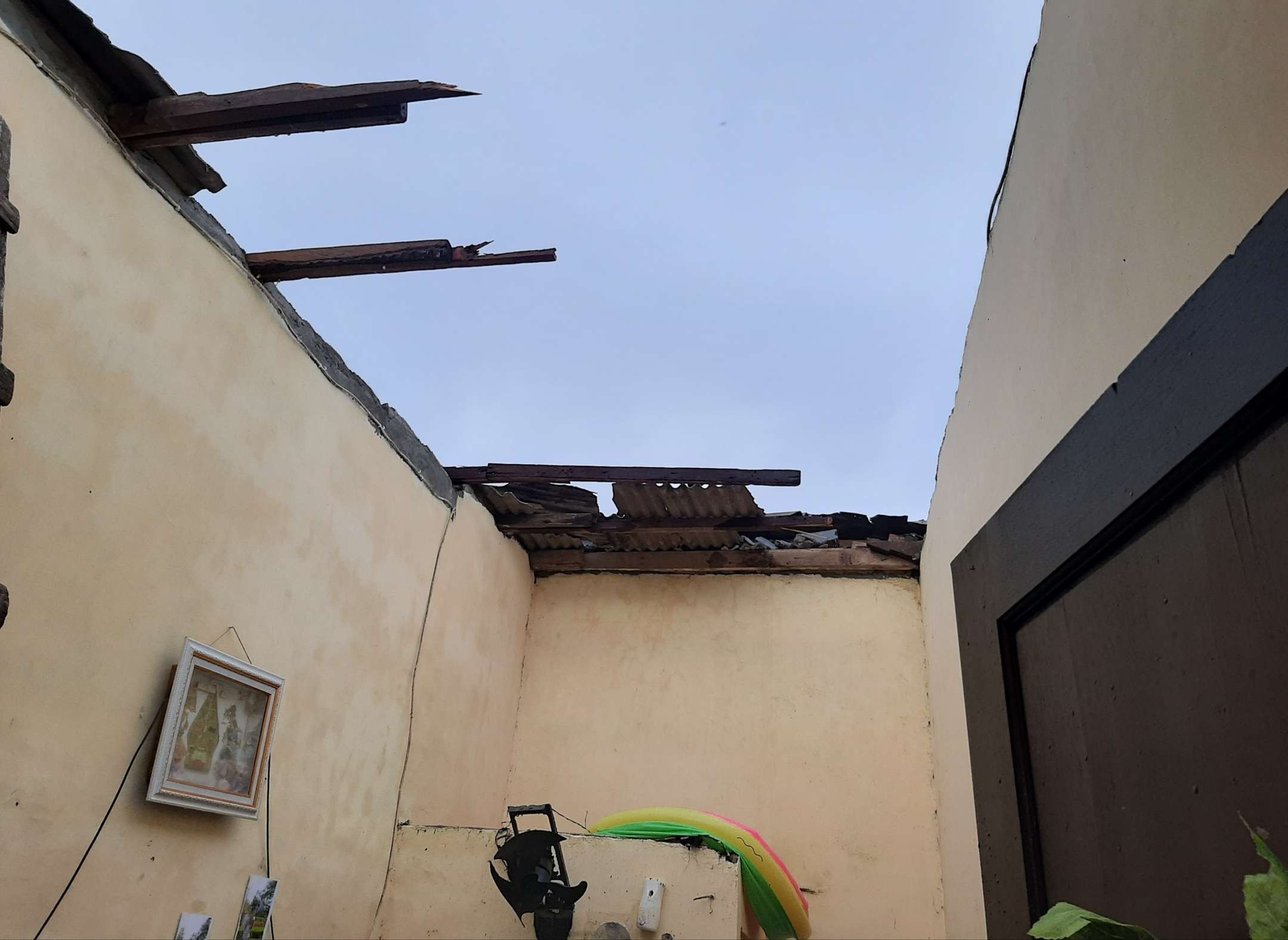 Salah satu rumah warga di daerah Kejawan Lor Gang 1 yang atapnya terbang terbawa angin Puting Beliung, Senin 27 Desember 2021 pukul 13.00 WIB. (Foto: Pita Sari/Ngopibareng.id)