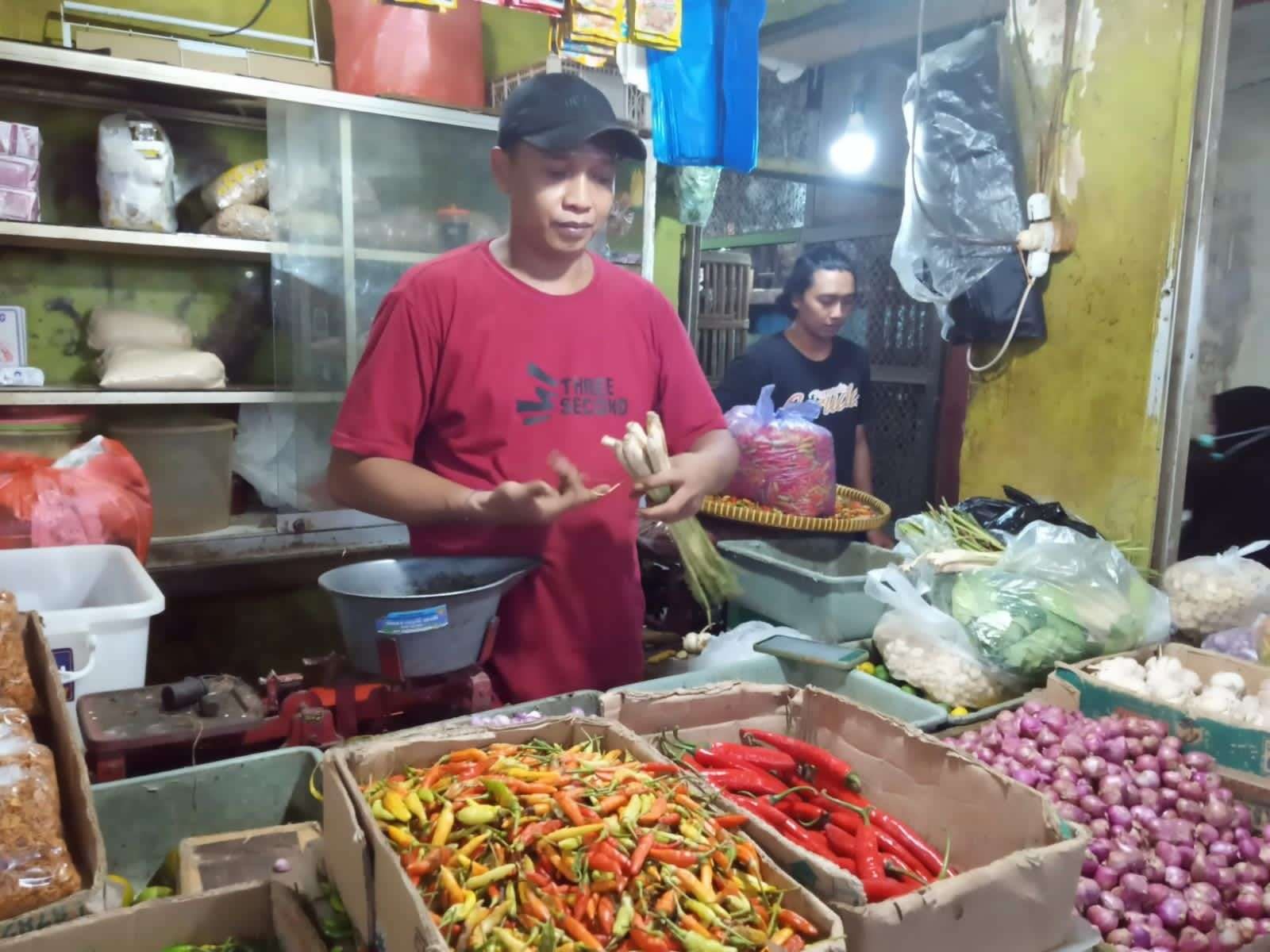 Salah satu pedagang di Pasar Besar, Kota Malang (Foto: Lalu Theo/ngopibareng.id)