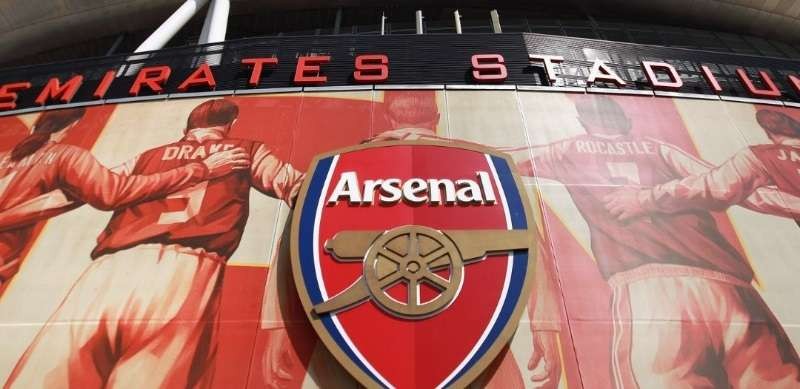 Logo Arsenal yang terpampang di Stadion Emirates. (Foto: Twitter/@Arsenal)