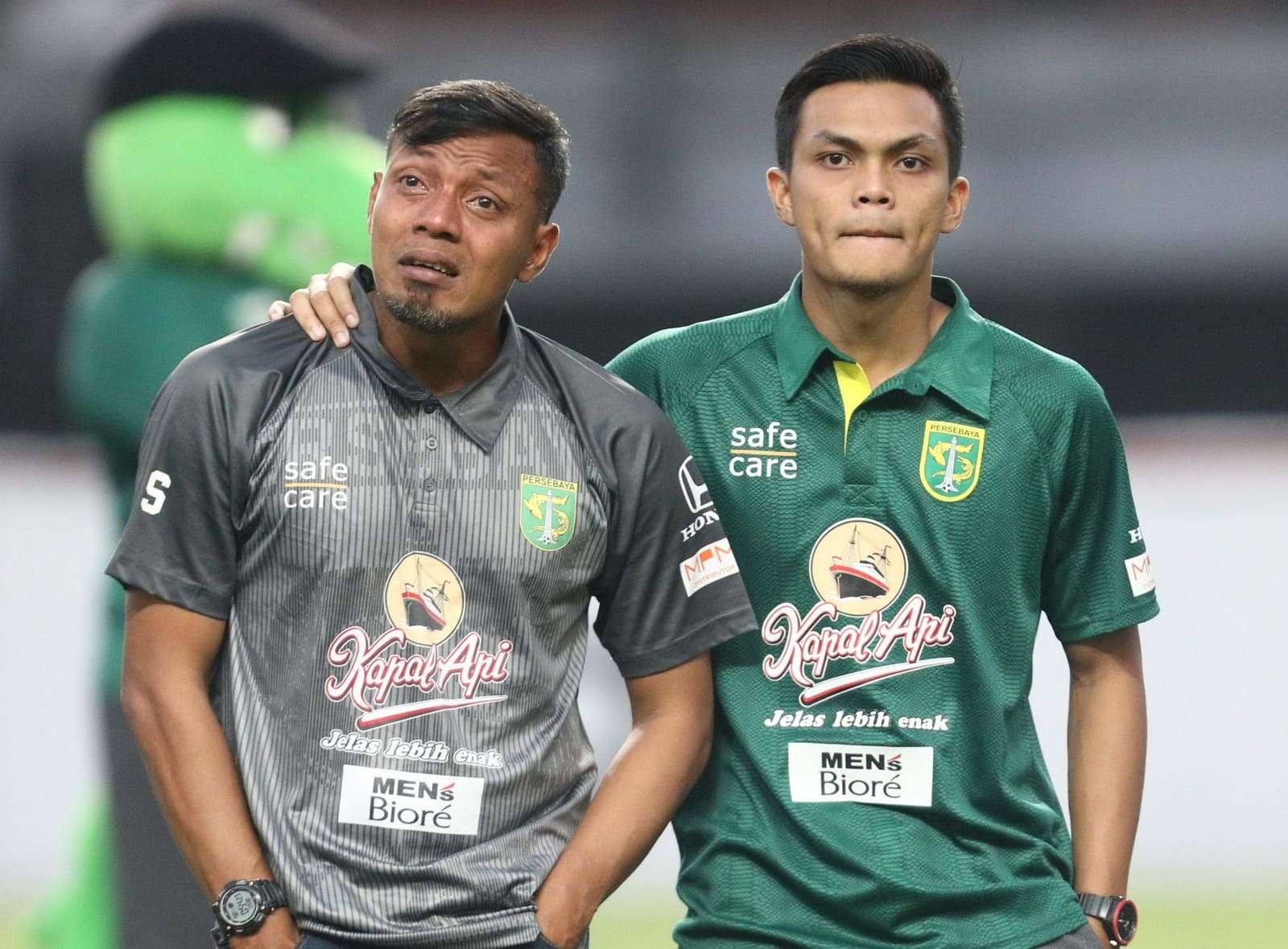 Pemain Timnas Indonesia Rachmat Irianto (kanan) bersama sang ayah Bejo Sugiantoro. (foto: Istimewa)