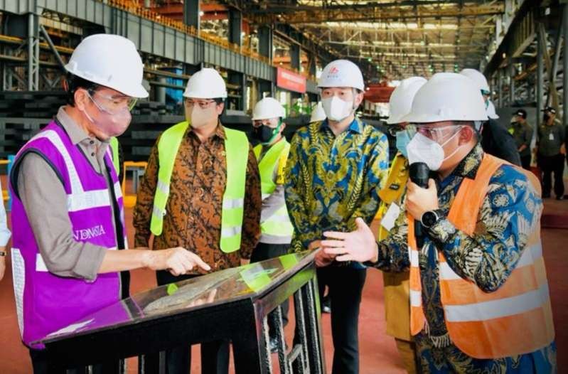 Presiden Jokowu saat menandatangani prasasti peresmian Pabrik Smelter, Kabupaten Konawe, Provinsi Sulawesi Tenggara. (Foto: Setpres)