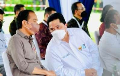 Presiden Jokowi melontarkan gagasan stop impor obat-obatan sampai alat kesehatan (alkes), yang didengar langsung Menteri BUMN Erick Thohir. (Foto: Setpre)