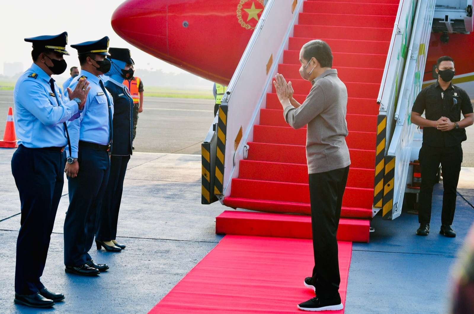 Presiden saat akan meninggalkan pangkalan TNI Halim Perdana Kusuma Jakarta menuju Bali ( foto: Setpres)