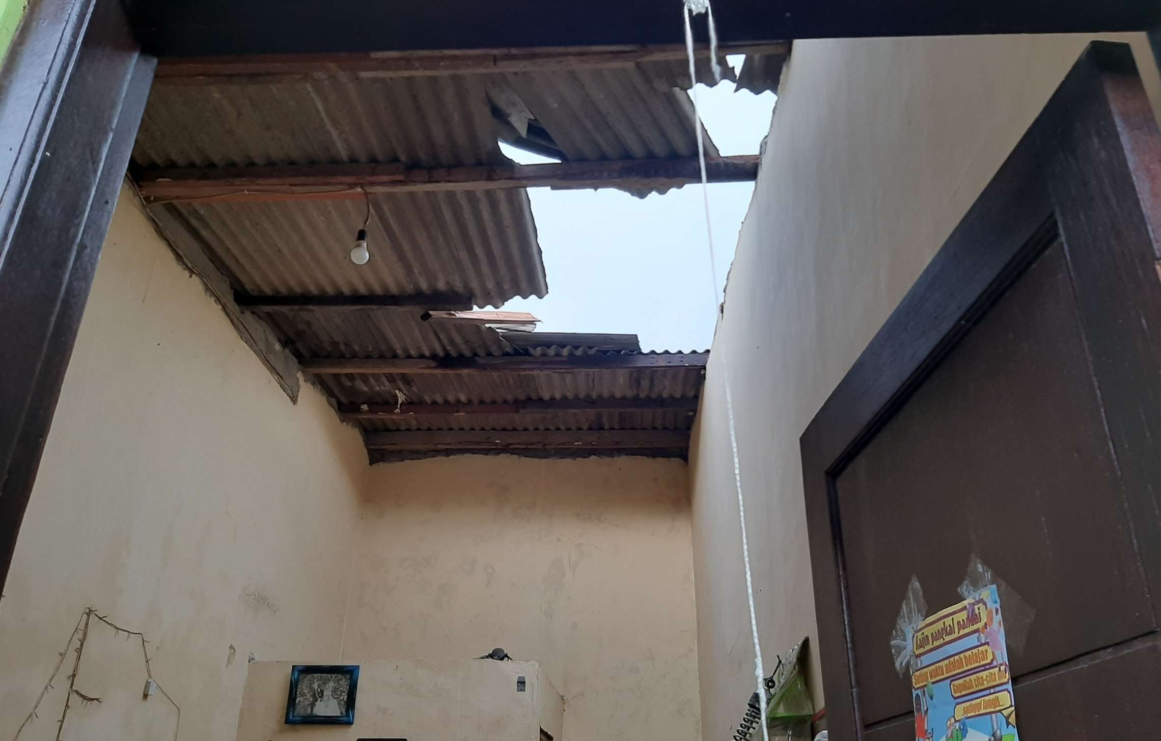 Atap rumah warga Kejawan Lor Kenjeran, Surabaya, yang rusak akibat  angin puting beliung, Selasa 27 Desember 2021 siang. (Foto: Pita Sari/Ngopibareng.id)