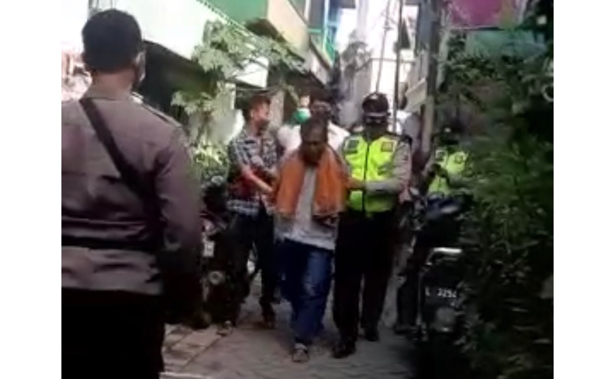 Potongan video seorang kakek yang ditangkap polisi di Jalan Dupak (Foto: Istimewa)