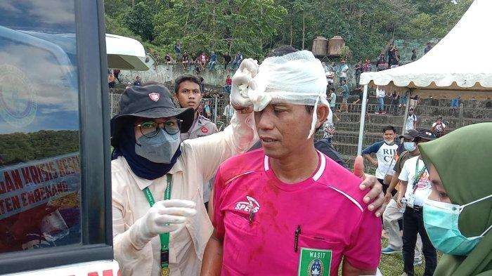 Wasit Romi Daeng Rewa mendapat penganiayaan dari sejumlah pemain PS Nene Mallomo Sidrap. (Foto: Istimewa)
