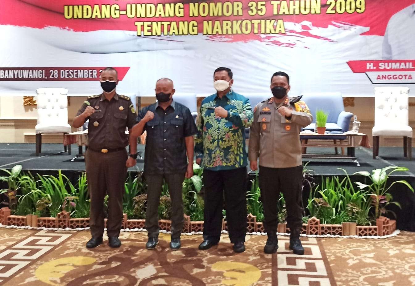 Anggota Badan Legislasi DPR RI Sumail Abdullah (dua dari kiri) bersama Kepala BNNP Jawa Timur Brigjen Pol Mohamad Aris Purnomo (dua dari kanan) dalam sosialisasi RUU tentang perubahan atas UU Nomor  35 tahun 2009 (foto: Muh Hujaini/Ngopibareng.id)