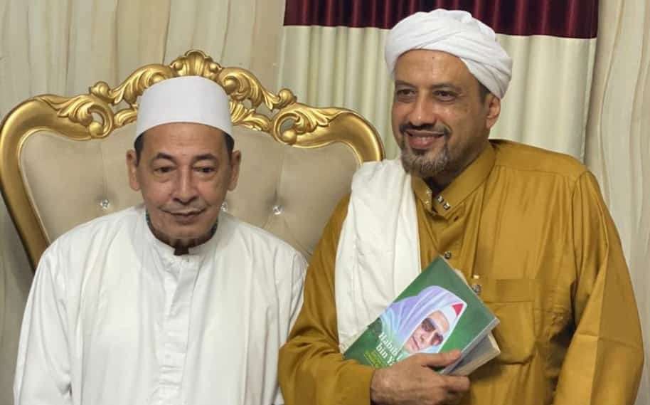 Habib Luthfi bin Yahya dan Habib Taufiq Assegaf dari Pasuruan di Kanzus Shalawat Pekalongan. (Foto: Istimwa)