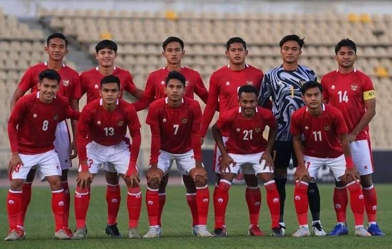 Pemain Timnas Indonesia berpose sebelum bertanding melawan Timnas Australia pada leg kedua kualifikasi Piala Asia U-23 di Stadion Republican Central, Dushanbe, Tajikistan. (Foto: Ant)