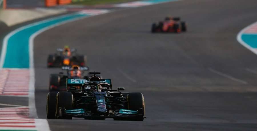 Lewis Hamilton gagal juara bersama Mercedes di F1 musim 2021 ini setelah kalah dari Max Verstappen.