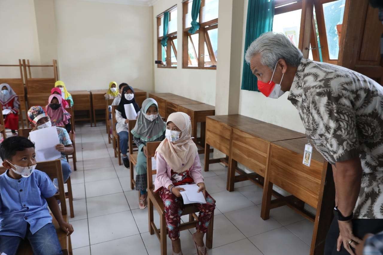 Gubernur saat meninjau vaksinasi anak di MI Bani Adam Boyolali. (Foto: Dok Jateng)