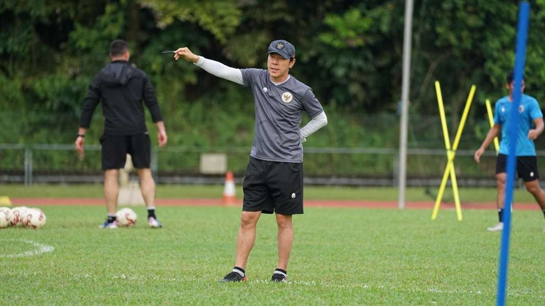 Pelatih Timnas Indonesia Shin Tae-yong saat mendampingi timnya latihan jelang duel lawan Thailand di leg pertama PIala AFF 2020, Rabu 29 Desember 2021. (Foto: PSSI)