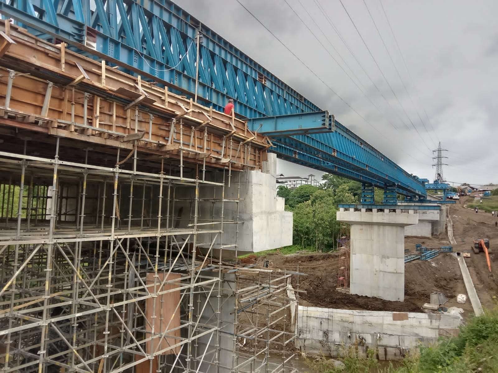 Proses pembangunan Jembatan Tlogomas, Kota Malang. (Foto: Lalu Theo/Ngopibareng.id)