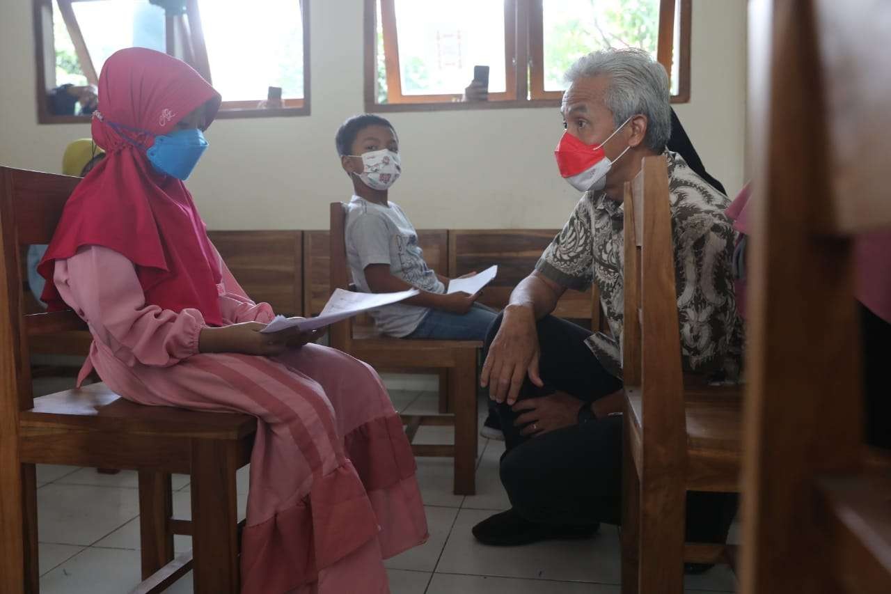 Gubernur Ganjar usai meninjau vaksinasi anak di MI Bani Adam, Boyolali. (Foto: Dok Jateng)