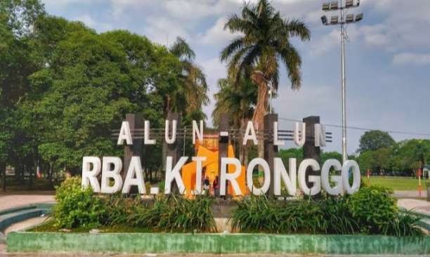 Alun-alun RBA Ki Ronggo Bondowoso ditutup saat malam pergantian Tahun Baru 2022.(Foto: Guido/ngopibareng.id)