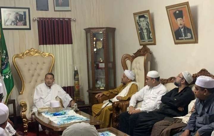 Pertemuan Habib Luthfi bin Yahya dan jajaran Rabithah Alawiyah dipimpin Habib Taufiq bin Abdul Qodir Assegaf dari Pasuruan di Kanzus Shalawat Pekalongan. (Foto: Istimewa)
