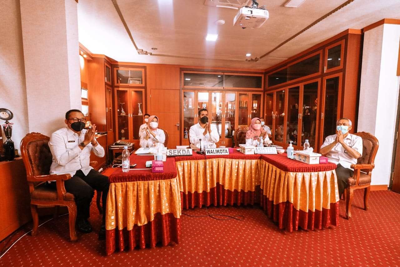 Walikota Habib Hadi Zainal Abidin (tengah) bersama jajaran Pemkot Probolinggo saat mengikuti IGA 2021 via daring. (Foto: Ikhsan Mahmudi/Ngopibareng.id)