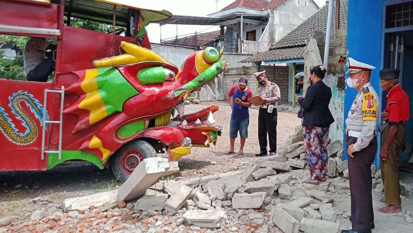 Petugas Kepolisian mengecek lokasi kecelakaan odong-odong di Banyuwangi (foto:istimewa)