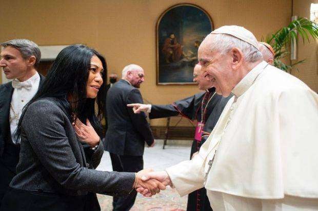 Anggun C. Sasmi belum lama ini membagikan kabar bahagia di akun Instagram pribadinya. Ia sempat bertemu dengan Paus Fransiskus dalam acara musik Concerto di Natale di Vatikan. Foto/Instagram