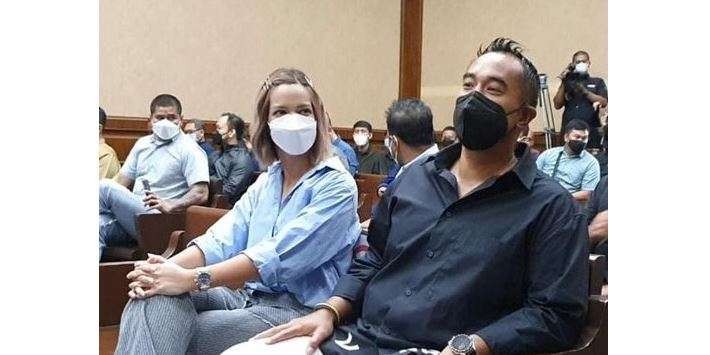 Pasangan Nia Ramadhani dan Ardi Bakrie menjalani sidang agenda pembelaan atau pledoi kasus narkoba di Pengadilan Negeri Jakarta Pusat, Kamis 30 Desember 2021. (Foto: Istimewa)
