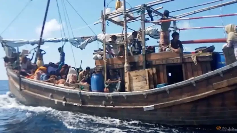 Pengungsi Rohingya di atas kapal sederhana. (Foto: Istimewa)