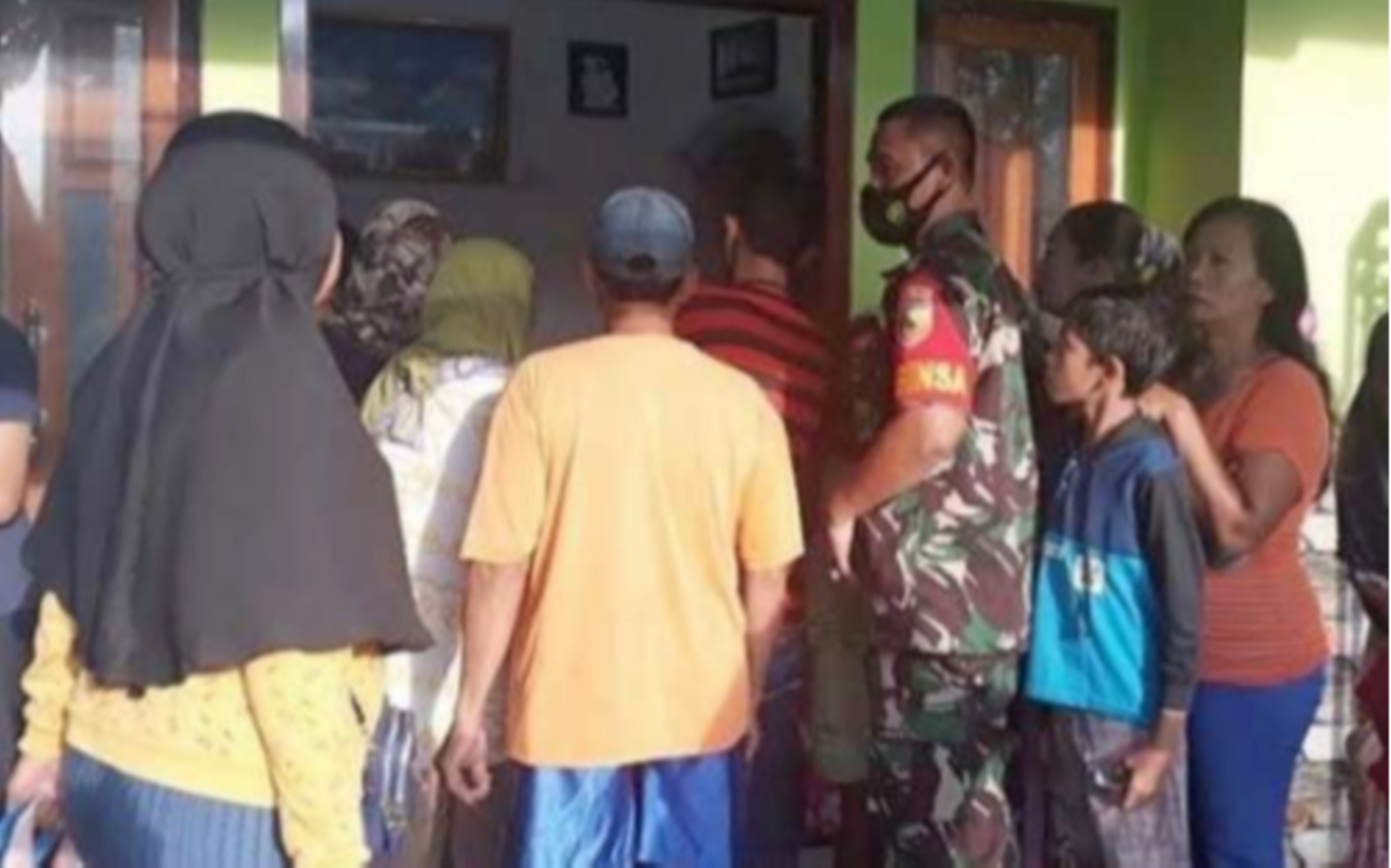 Warga mendatangi salah satu rumah nelayan meninggal tersambar petir di Desa Wonorejo Kecamatan Banyuputih Situbondo. (Foto: Istimewa)