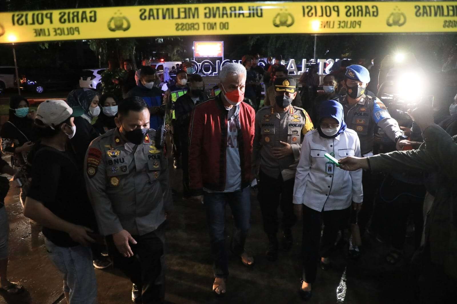 Gubernur Jawa Tengah Ganjar Pranowo di lokasi kebakaran RSUP dr Kariadi Semarang, Kamis 30 Desember 2021 malam. (Foto: Istimewa)